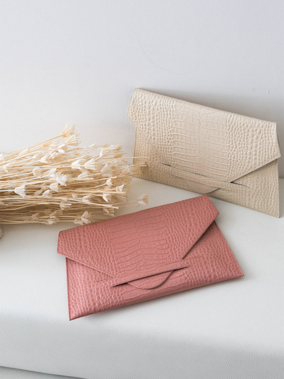 SEAL CLUTCH / IVORY